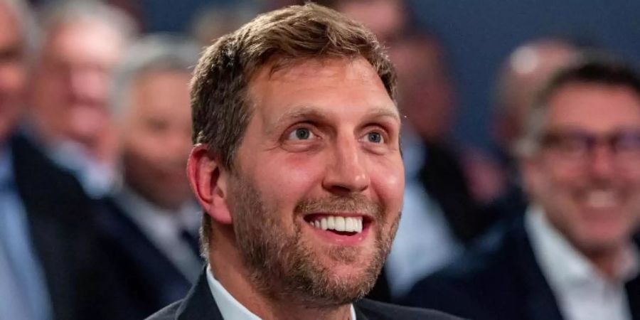 Dirk Nowitzki ist vom Können Stephen Currys begeistert. Foto: Armin Weigel/dpa