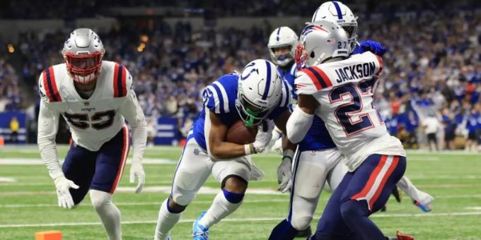 Nyheim Hines (M) von den Indianapolis Colts auf dem Weg zum Touchdown gegen die New England Patriots in der NFL. NFL