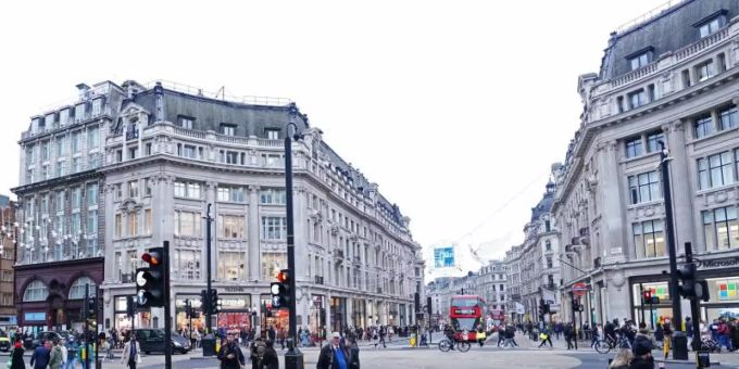 Menschen gehen über eine Kreuzung in London. Foto: Ian West/PA Wire/dpa Vereinigtes Königreich