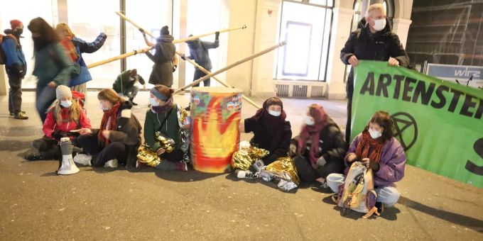 «Zerstörerisch» - Klima-Aktivisten blockieren UBS-Filiale in Bern