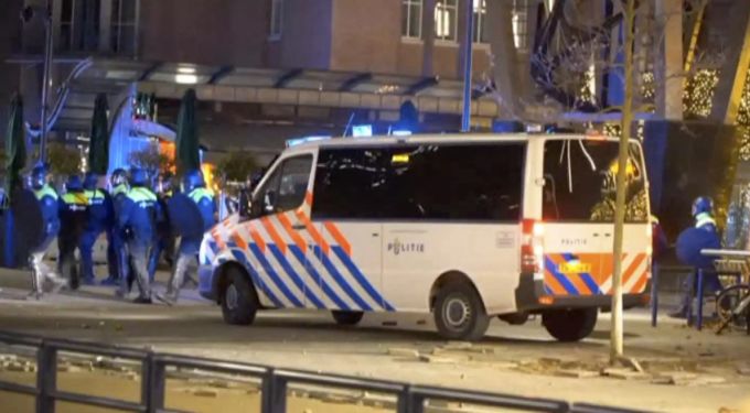 Die Polizei Rotterdams im Einsatz bei den gestrigen Krawallen. Rotterdam