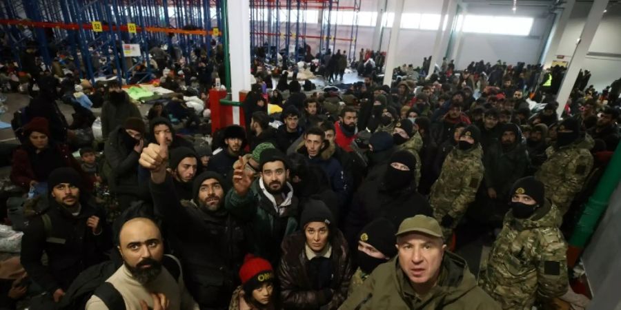 Migranten in einem Logistikzentrum in Belarus
