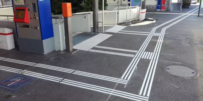 Taktil-visuelle Bodenmarkierungen am Busbahnhof Cham.