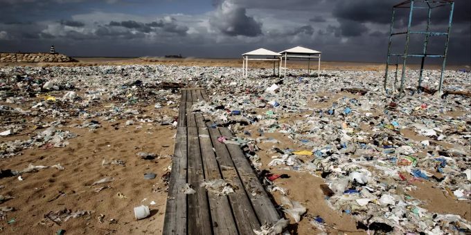 Plastikmüll liegt an einem Strand am Mittelmeer nördlich von Beirut. Plastikmüll liegt am Strand am Mittelmeer