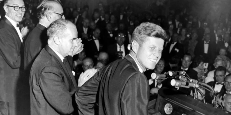 US-Präsident John F. Kennedy (r.)