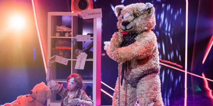 ARCHIV - Die Figur «Der Teddy» steht in der Prosieben-Show «The Masked Singer» auf der Bühne. Der Teddy wird am 30.10.2021 bei der ProSieben-Show «The Masked Singer» krankheitsbedingt ausfallen. Foto: Rolf Vennenbernd/dpa ARCHIV - Die Figur «Der Teddy» steht in der Prosieben-Show «The Masked Singer» auf der Bühne. Der Teddy wird am 30.10.2021 bei der ProSieben-Show «The Masked Singer» krankheitsbedingt ausfallen. Foto: Rolf Vennenbernd/dpa