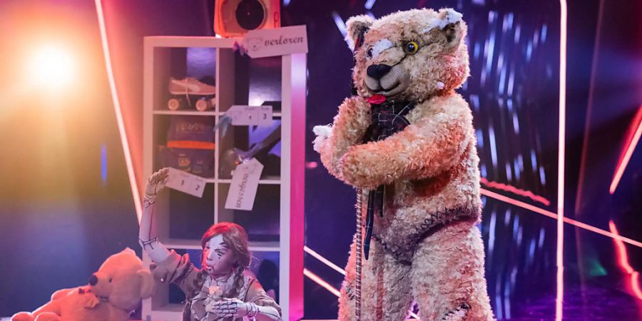 ARCHIV - Die Figur «Der Teddy» steht in der Prosieben-Show «The Masked Singer» auf der Bühne. Der Teddy wird am 30.10.2021 bei der ProSieben-Show «The Masked Singer» krankheitsbedingt ausfallen. Foto: Rolf Vennenbernd/dpa