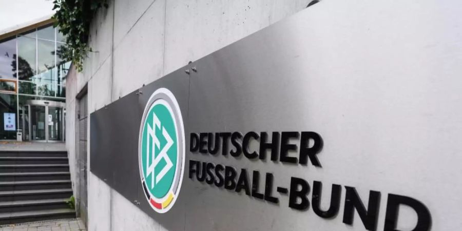 Das Logo des Deutschen Fussball-Bundes (DFB) am Eingang zur Zentrale. Foto: Frank Rumpenhorst/dpa