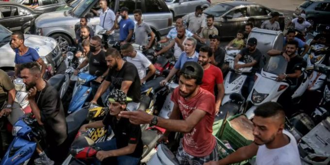 Vor Tankstellen im Libanon bilden sich wegen der Treibstoffengpässe regelmässig lange Schlangen. Foto: Marwan Naamani/dpa Vor Tankstellen im Libanon bilden sich wegen der Treibstoffengpässe regelmässig lange Schlangen. Foto: Marwan Naamani/dpa