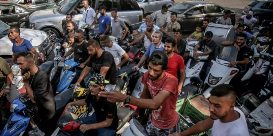 Vor Tankstellen im Libanon bilden sich wegen der Treibstoffengpässe regelmässig lange Schlangen. Foto: Marwan Naamani/dpa