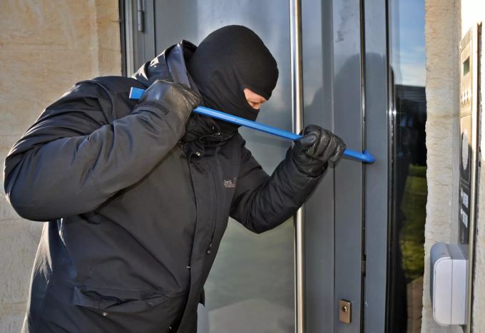 Im Unterschied zum normalen, einfachen Diebstahl ist bei einem Einbruch auch Bargeld versichert. sd