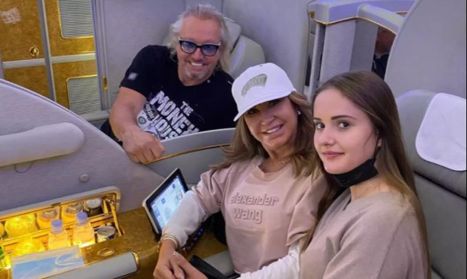 Robert, Carmen und Davina Geiss posieren in der ersten Klasse von Emirates. geiss