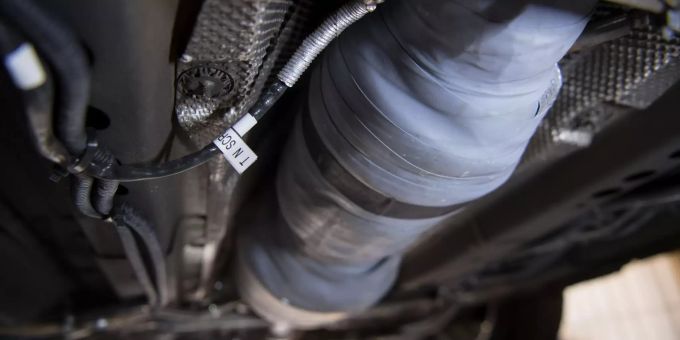Ein nachgerüsteter SCR-Katalysator ist am Unterboden eines umgerüsteten Opel Astra zu sehen. Diebe stehlen die Geräte auch in Bayern 2021 immer wieder, um die Edelmetalle darin zu verkaufen. Auto Katalysator Ansicht von unten