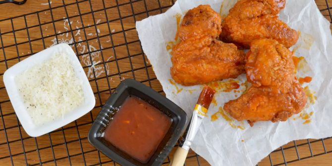 Knusprige Chicken Wings mit Dip-Sauce.