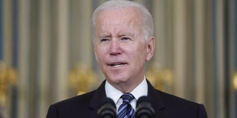 Joe Biden, Präsident der USA, spricht im State Dining Room des Weissen Hauses über den Arbeitsmarktbericht für den Monat Oktober. Foto: Evan Vucci/AP/dpa