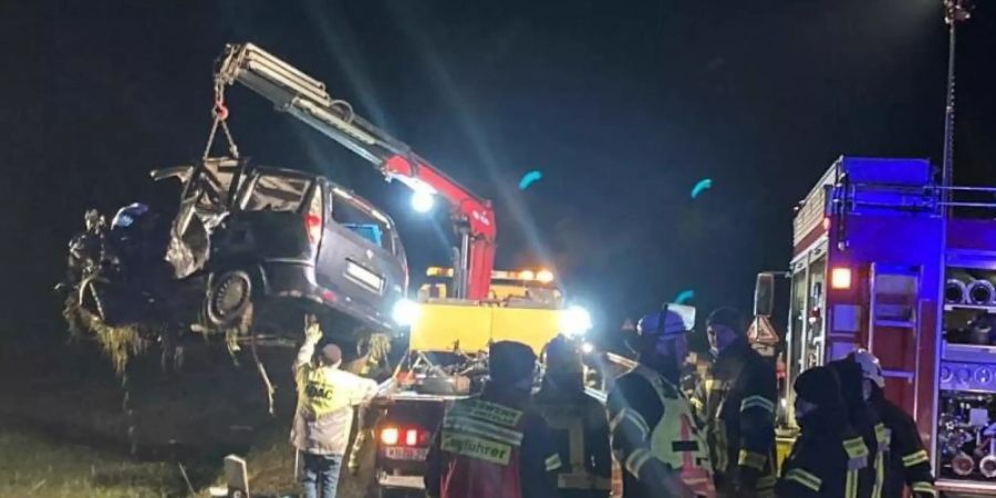 Nach einem Unfall mit fünf Toten auf der Bundesstrasse 253 bei Fritzlar wird ein Autowrack geborgen. Foto: Nicole Schippers/dpa