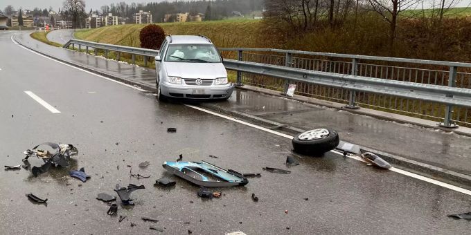 Der 80-jährige Autofahrer musste nach der Kollision ins Spital gebracht werden. Kantonspolizei Thurgau