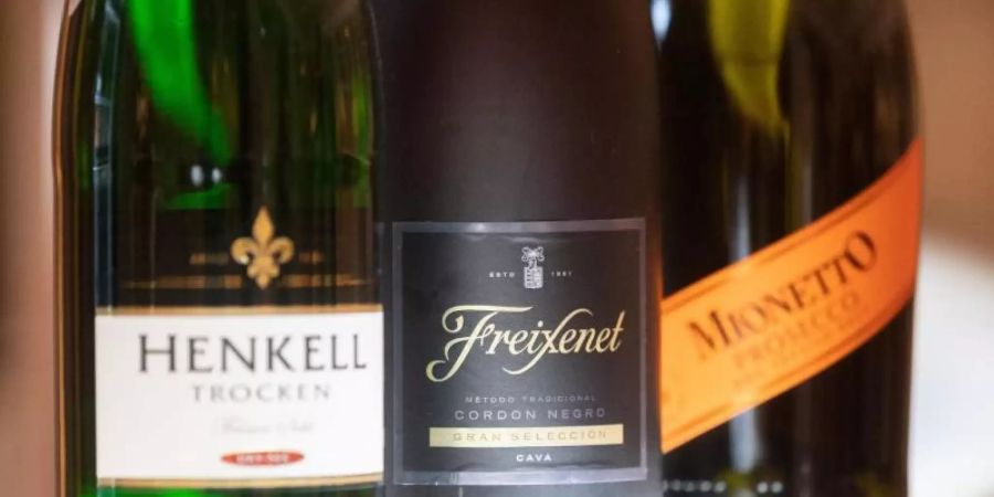 Flaschen von Henkell Trocken, Freixenet Cordon Negro und Mionetto Prosecco stehen in der Henkell & Co. Sektkellerei. Foto: Sebastian Gollnow/dpa