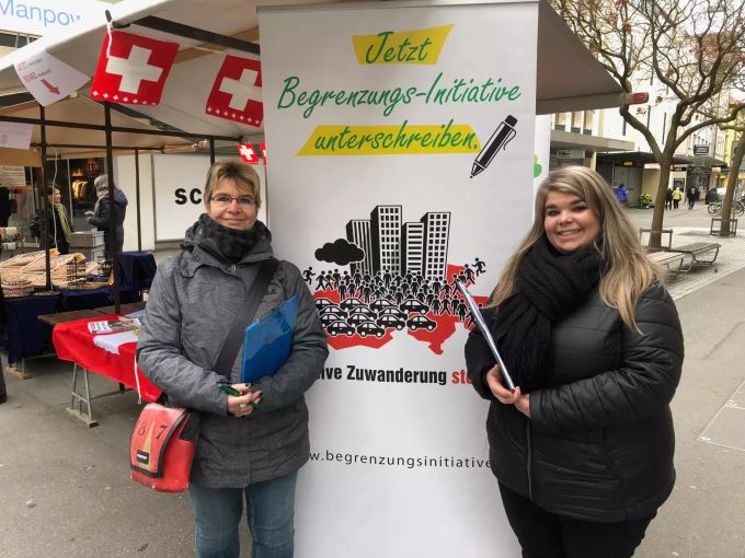 Die Ortspartei an ihrer Standaktion mit Sandra und Vreni. SVP Biel
