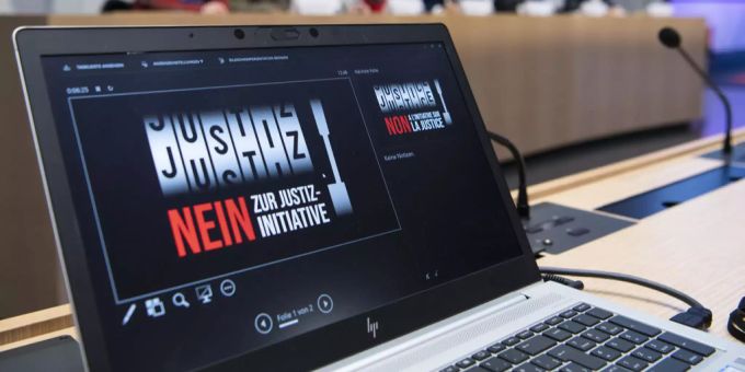 Das Motiv der Bewegung «Nein zur Justizinitiative» ist auf einem Laptop zu sehen. Justizinitiative