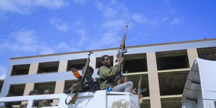 Bewaffnete Tigray-Streitkräfte begleiten gefangene äthiopische Regierungssoldaten in Mekele. Äthiopiens Zentralregierung hat einen landesweiten Ausnahmezustand ausgerufen. Foto: Uncredited/AP/dpa