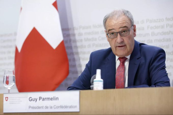 Bundespräsident Guy Parmelin spricht an einer Medienkonferenz des Bundesrats. Covid-19-Gesetz