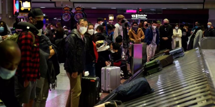 Wartende Passagiere am Flughafen von Las Vegas