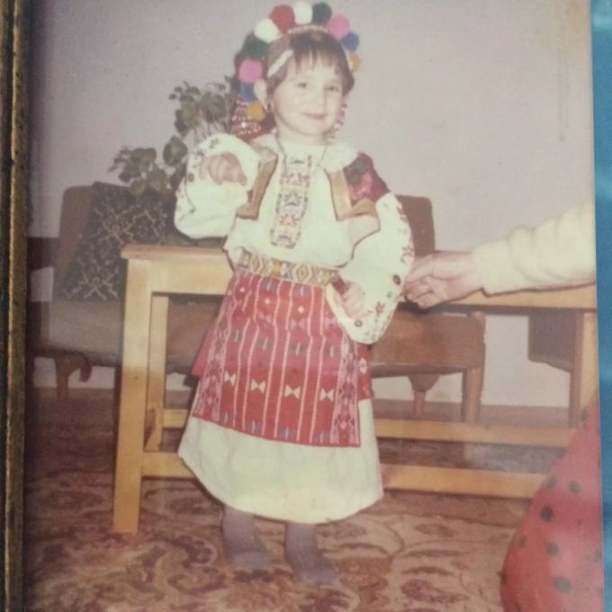 Shqipe in albanischer Tracht, 1991. Es ist üblich, diese an Silvester zu tragen. Shqipe