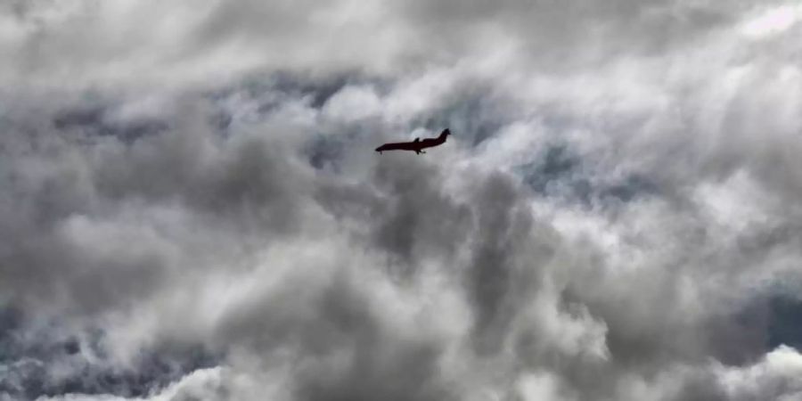 Die US-Luftfahrtbehörde FAA befürchtet, die 5G-Technik könnte zu Interferenzen mit bestimmter Flugzeugelektronik führen. Foto: Richard Vogel/AP/dpa