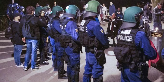 Die Kantonspolizei Bern im Dauereinsatz: Hier am Donnerstagabend im Berner Kocherpark bei der Demo gegen die Corona-Massnahmen. Coronavirus
