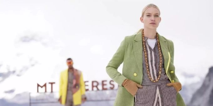 Model Luise Hasse präsentiert eine Kreation des nepalesischen Modehauses Kasa auf 5500 Metern Höhe. Foto: Siddharth V Pandey/Mt. Everest Fashion Runway/Kasa/dpa Model Luise Hasse präsentiert eine Kreation des nepalesischen Modehauses Kasa auf 5500 Metern Höhe. Foto: Siddharth V Pandey/Mt. Everest Fashion Runway/Kasa/dpa