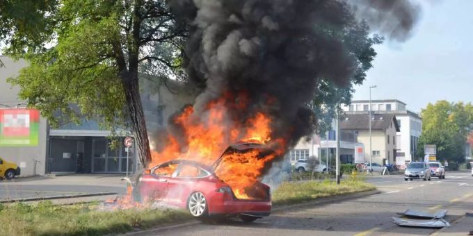 Nach dem Aufprall fing der Tesla Feuer. Tesla Feuer