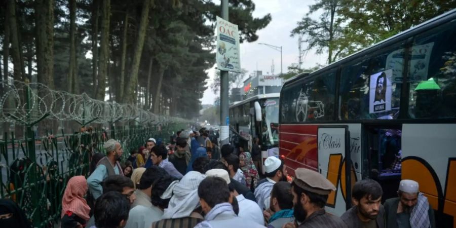 Binnenvertriebene steigen in Kabul in Busse