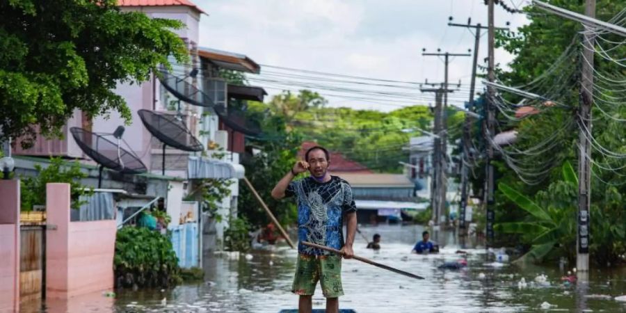 Nach schwerem Monsunregen in Thailand stehen vor allem in den Zentralregionen mindestens 70.000 Häuser unter Wasser. Foto: Varuth Pongsapipatt/SOPA Images via ZUMA Press Wire/dpa