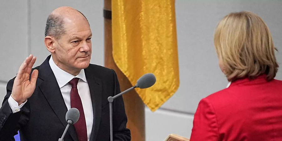 dpatopbilder - Der neu gewählte Bundeskanzler Olaf Scholz legt im Bundestag vor Bundestagspräsidentin Bärbel Bas den Amtseid ab. Foto: Michael Kappeler/dpa