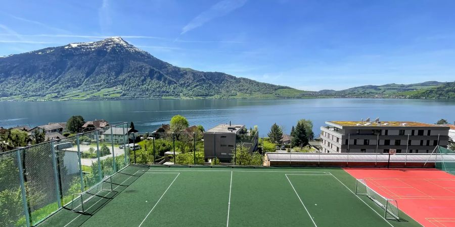 Die Aussicht auf den Zugersee über den Sportplatz in Walchwil.