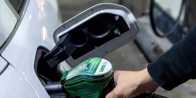 Benzin wird immer teurer. Foto: Carsten Koall/dpa Tankstelle Benzin Tesla Reichweite