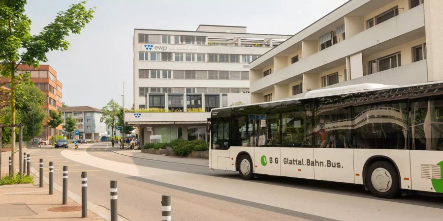 Glattal Bahn an der Bahnhofstrasse im Zentrum von Effretikon.