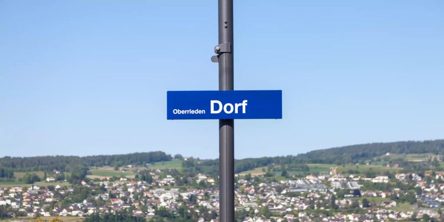 Oberrieden Ortsschild mit Aussicht über den Zürichsee.