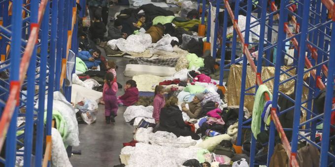 Migranten in einer Lagerhalle nahe der Grenze. belarus