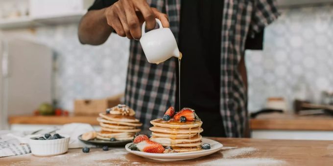 Ahornsirup passt perfekt zu Pancakes. Ahornsirup