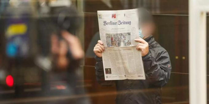 Der Angeklagte hält sich eine Zeitung vors Gesicht, während er zum Prozessbeginn in den Gerichtssaal im Berliner Kammergericht kommt. Foto: Jörg Carstensen/dpa Der Angeklagte hält sich eine Zeitung vors Gesicht, während er zum Prozessbeginn in den Gerichtssaal im Berliner Kammergericht kommt. Foto: Jörg Carstensen/dpa
