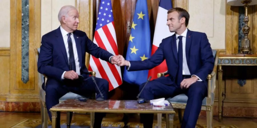 Präsidenten Biden (l.) und Macron