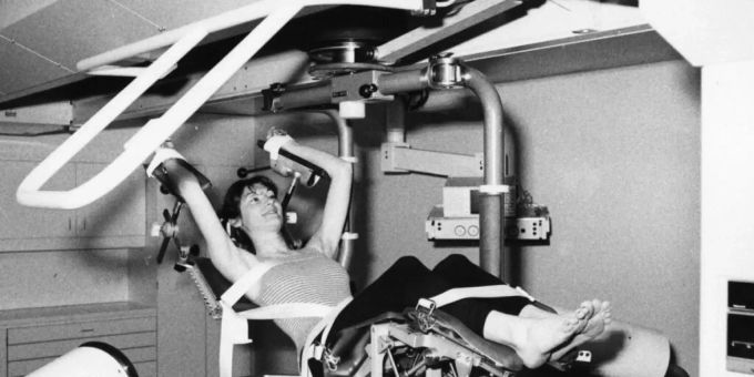 Kurz vor der Behandlung mit dem Nierensteinzertrümmerer im Berner Inselspital, 1985 Kurz vor der Behandlung mit dem Nierensteinzertrümmerer im Berner Inselspital, 1985