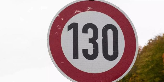 Ein Schild begrenzt das Tempo auf der Autobahn A61 bei Waldesch auf 130. Foto: Thomas Frey/dpa Ein Schild begrenzt das Tempo auf der Autobahn A61 bei Waldesch auf 130. Foto: Thomas Frey/dpa