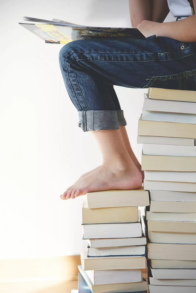 Lesen Sie Bücher und eigenen Sie sich Wissen an. Und danach: Setzen Sie das Wissen um. Bücherstapel