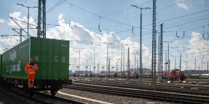 Insgesamt beschäftigt die Bahn in Deutschland aktuell 219.000 Menschen. Foto: Christophe Gateau/dpa Insgesamt beschäftigt die Bahn in Deutschland aktuell 219.000 Menschen. Foto: Christophe Gateau/dpa