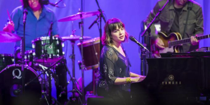 Die Jazzmusikerin Norah Jones bei einem Konzert. norah jones