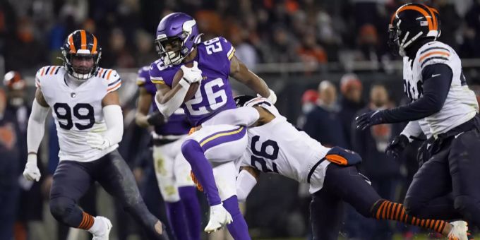 Kene Nwangwu von den Minnesota Vikings gegen Deon Bush von den Chicago Bears. Minnesota Vikings