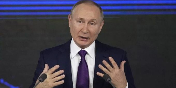 Russlands Präsident spricht sich gegen einen diplomatischen Boykott der Olympischen Winterspiele in Peking aus. Foto: Alexander Zemlianichenko/AP/dpa putin